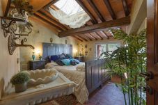 Villa a Capannori - LA DIMORA DEI CONTI: Indulge in a Country Farmhouse Apartment with Jacuzzi Facing the Town!