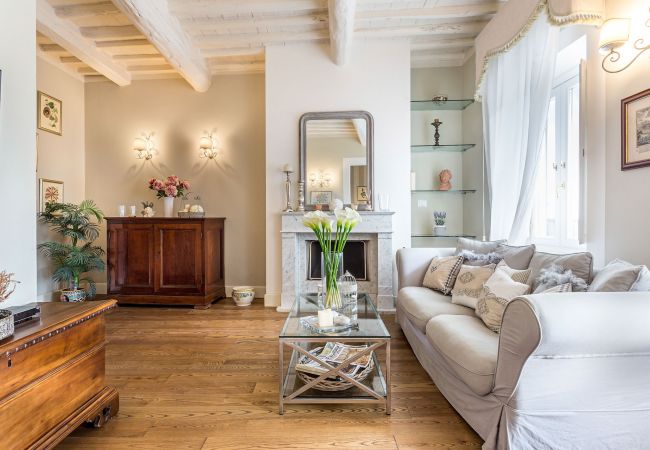  a Lucca - 2 Bedrooms 2 Bathrooms Romantic Apartment with Terrace and Parking in Lucca