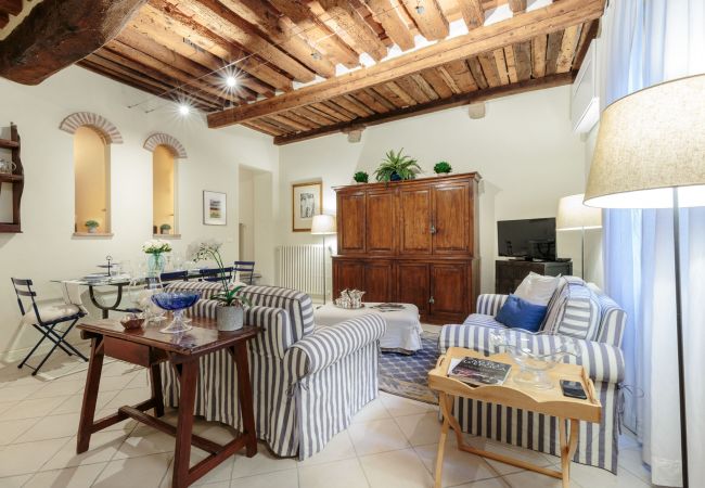  a Lucca - Stylish Smart Ground Floor Apartment inside Lucca