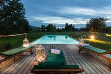 Villa a Monte San quirico - A Romantic Farmhouse with Pool in 10 mins walk away from the Walls of Lucca