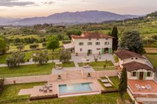 Villa a Montecarlo - Villa Sunkiss: Luxury Farmhouse with Tuscan Flair at I Masi Winery