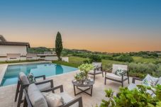 Villa a Montecarlo - Villa Sunkiss: Luxury Farmhouse with Tuscan Flair at I Masi Winery