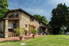 Villa em San Concordio di Moriano - Panoramic Secluded Farmhouse with Private Pool, Air Con, Wifi among Nature!