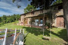 Villa em San Concordio di Moriano - Panoramic Secluded Farmhouse with Private Pool, Air Con, Wifi among Nature!