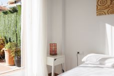 Apartamento em Barcelona - Private terrace, 3 bedrooms, 2 bathrooms, central Barcelona