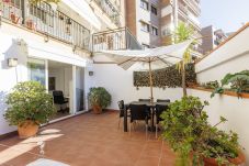 Apartamento em Barcelona - Private terrace, 3 bedrooms, 2 bathrooms, central Barcelona