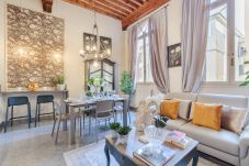 Apartment in Lucca - ARIAS APARTMENT in the iconic Piazza San Michele