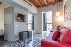 Дизайнерская квартира с 3 спальнями и выходом на общую террасу в центре Барселоны