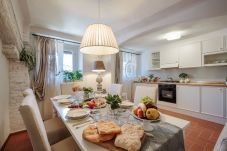 Апартаменты на Lucca - Spacious Home with Elevator along Via Guinigi inside the Lucca Walls