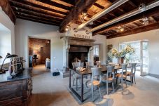 Вилла на Pescaglia - PALAZZO GIUSTI: Understated Luxury with a Welcoming Ambience on the Hills of Lucca