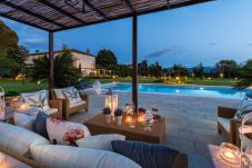 Вилла на Lucca - VILLA HUGO, Understated Luxury 5 Bedrooms Villa with Pool and a Welcoming Ambience