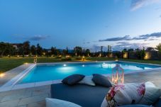 Вилла на Lucca - VILLA HUGO, Understated Luxury 5 Bedrooms Villa with Pool and a Welcoming Ambience