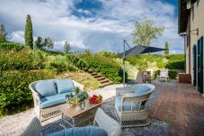 Апартаменты на Monte San quirico - One Bedroom Farmhouse Apartment with shared Pool in Fattoria Sardi Wine Resort in Lucca