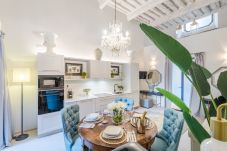 Апартаменты на Lucca - Ground Floor 2 Bedrooms Modern Apartment with private garden and pool inside the walls of Lucca