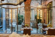 Апартаменты на Lucca - The Lucca Heritage Retreat, a Spacious Home with Outdoor inside the Walls of Lucca