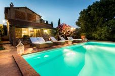 Villa i Capannori - VILLA CLARA Luxury 5 bedrooms Lakefront Farmhouse Villa with Private Pool on the Lucca Hills