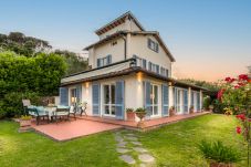 别墅 在 Lucca - Fairytale Farmhouse Villa with Views and Pool